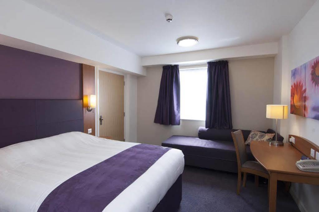 Premier Inn Watford - Croxley Green Экстерьер фото